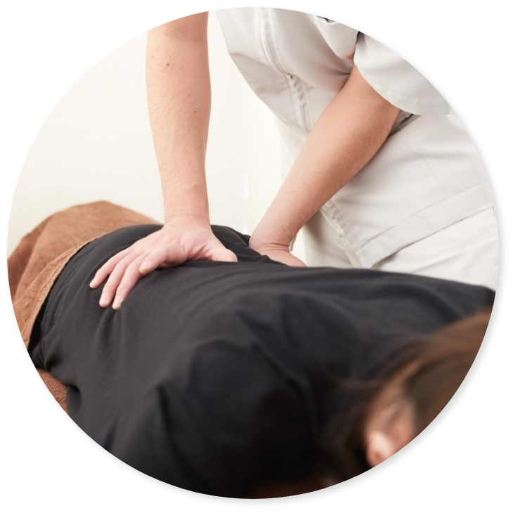 腰のマッサージの様子